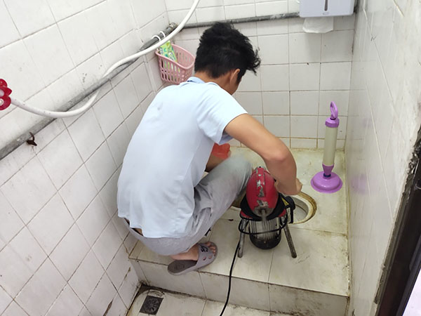 莫力达瓦管道堵塞冒臭气 专业师傅现场解决问题