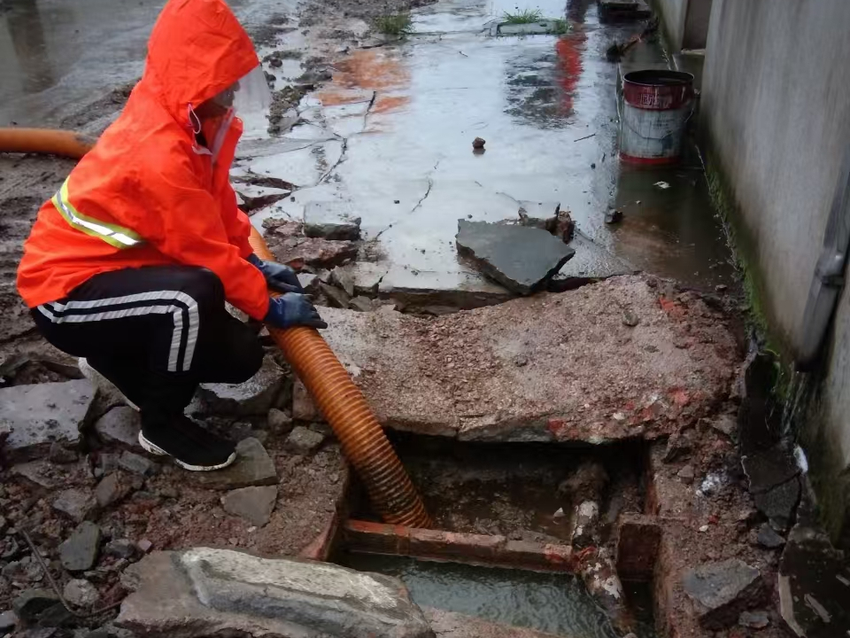 莫力达瓦专业清理污水池 炜誉市政以规范流程守护城市 “肠道”