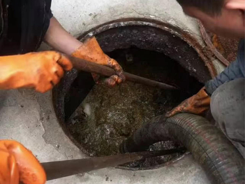 莫力达瓦清理化粪池时如何避免沼气的危害?